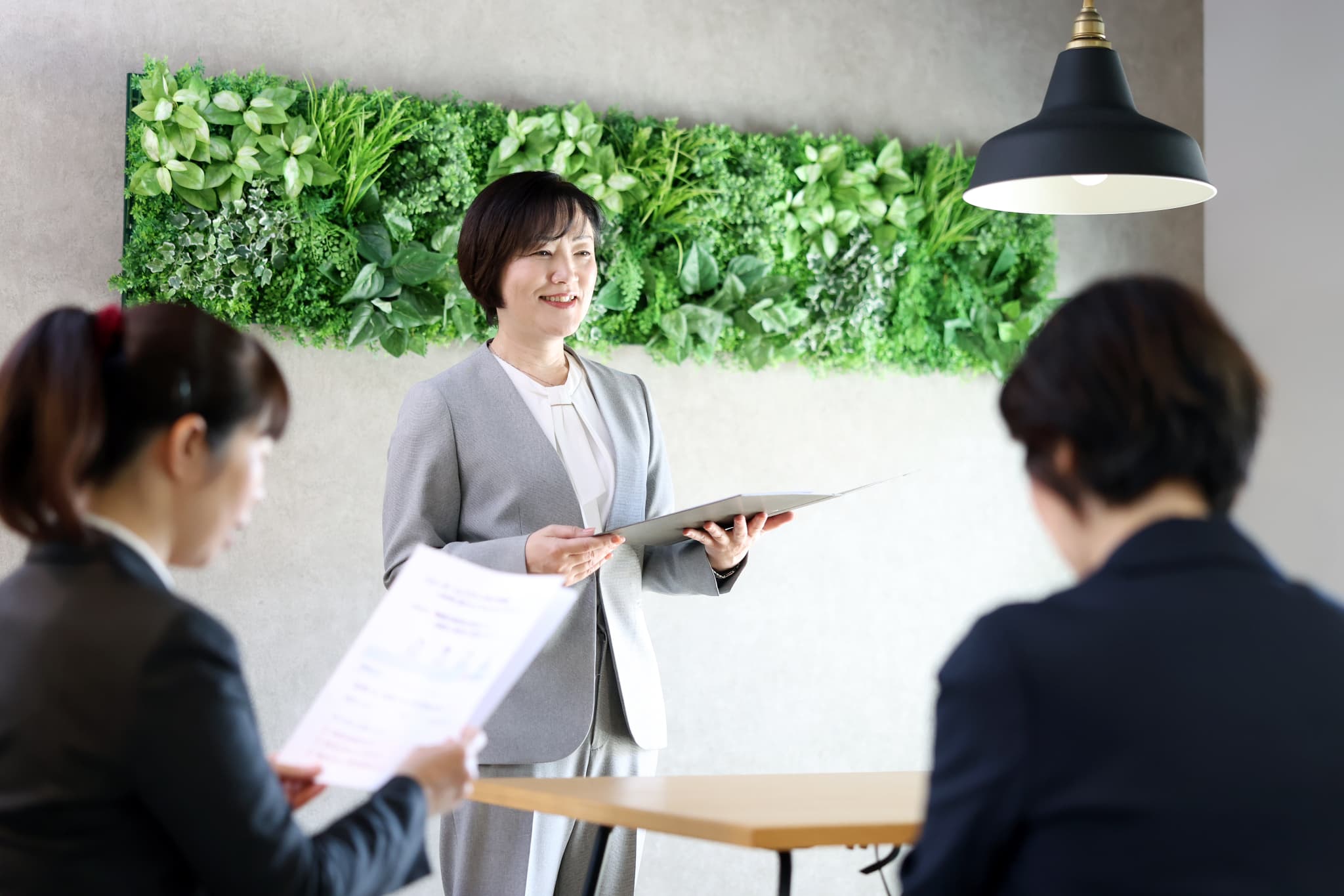 お客様に説明する女性社員