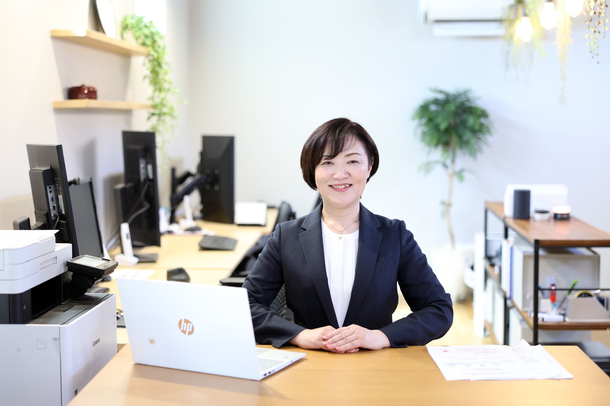 笑顔で研修する女性社員