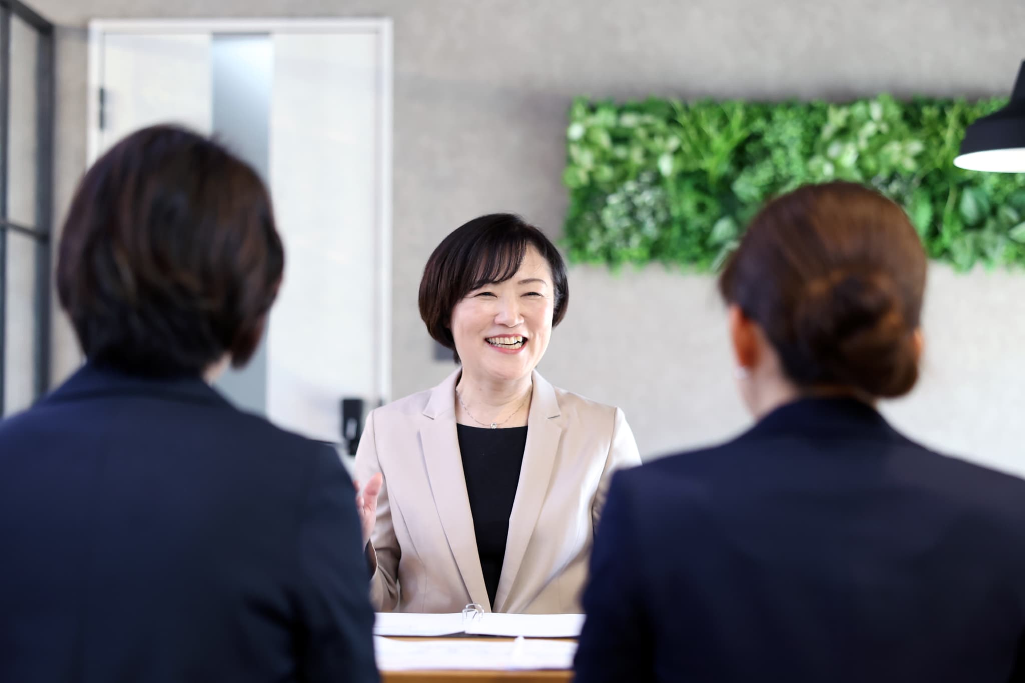 笑顔で外を見るCA