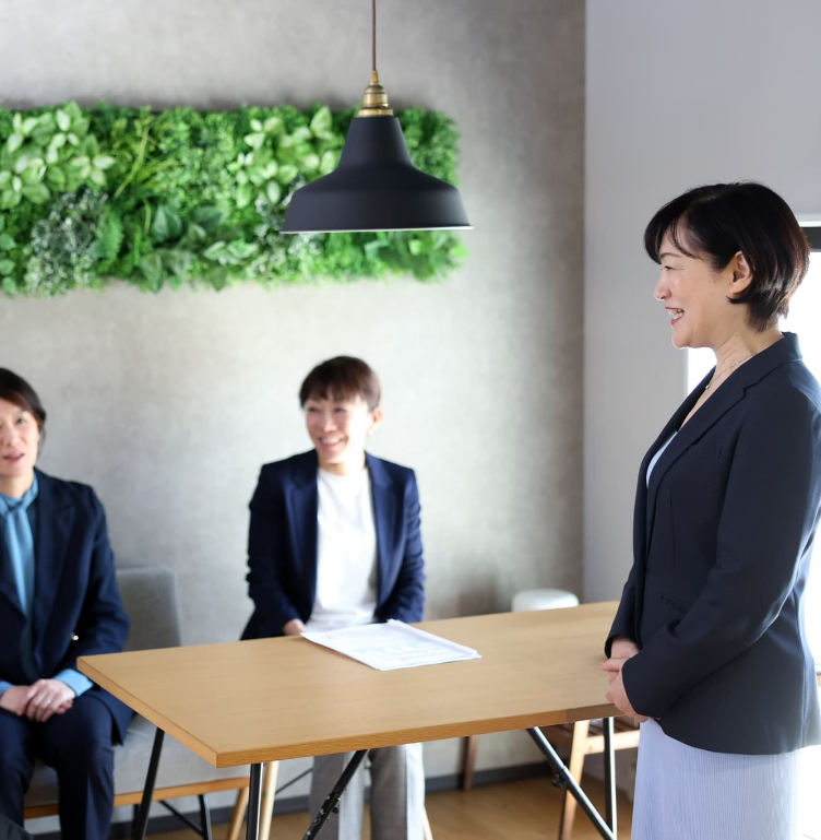 笑顔で外を見るCA