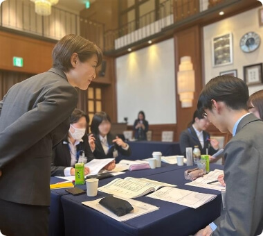 研修している様子を見守る女性講師